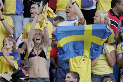 20060611swedishsupporters